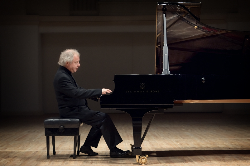 Andras Schiff on the stage of Tchaikovsky Concert Hall in Moscow